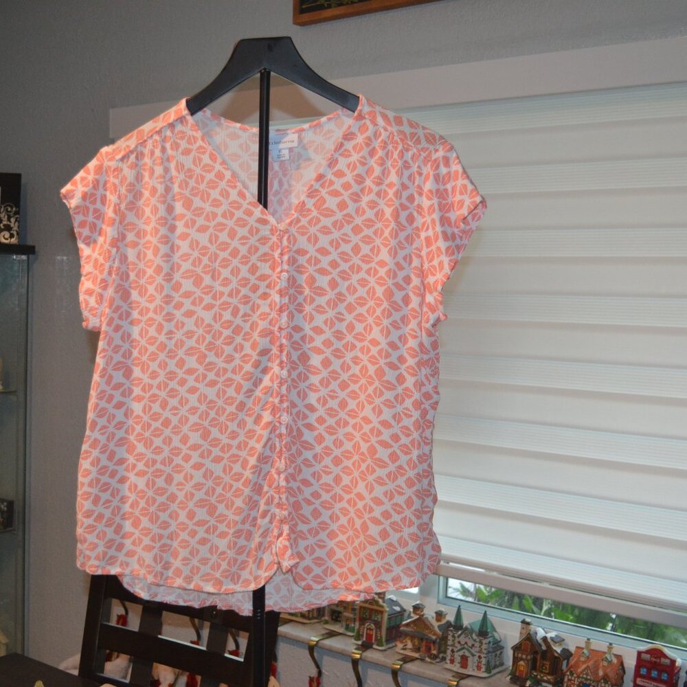 Pre-owned Liz Claiborne short sleeve top white base with coral tone. Size Xl.